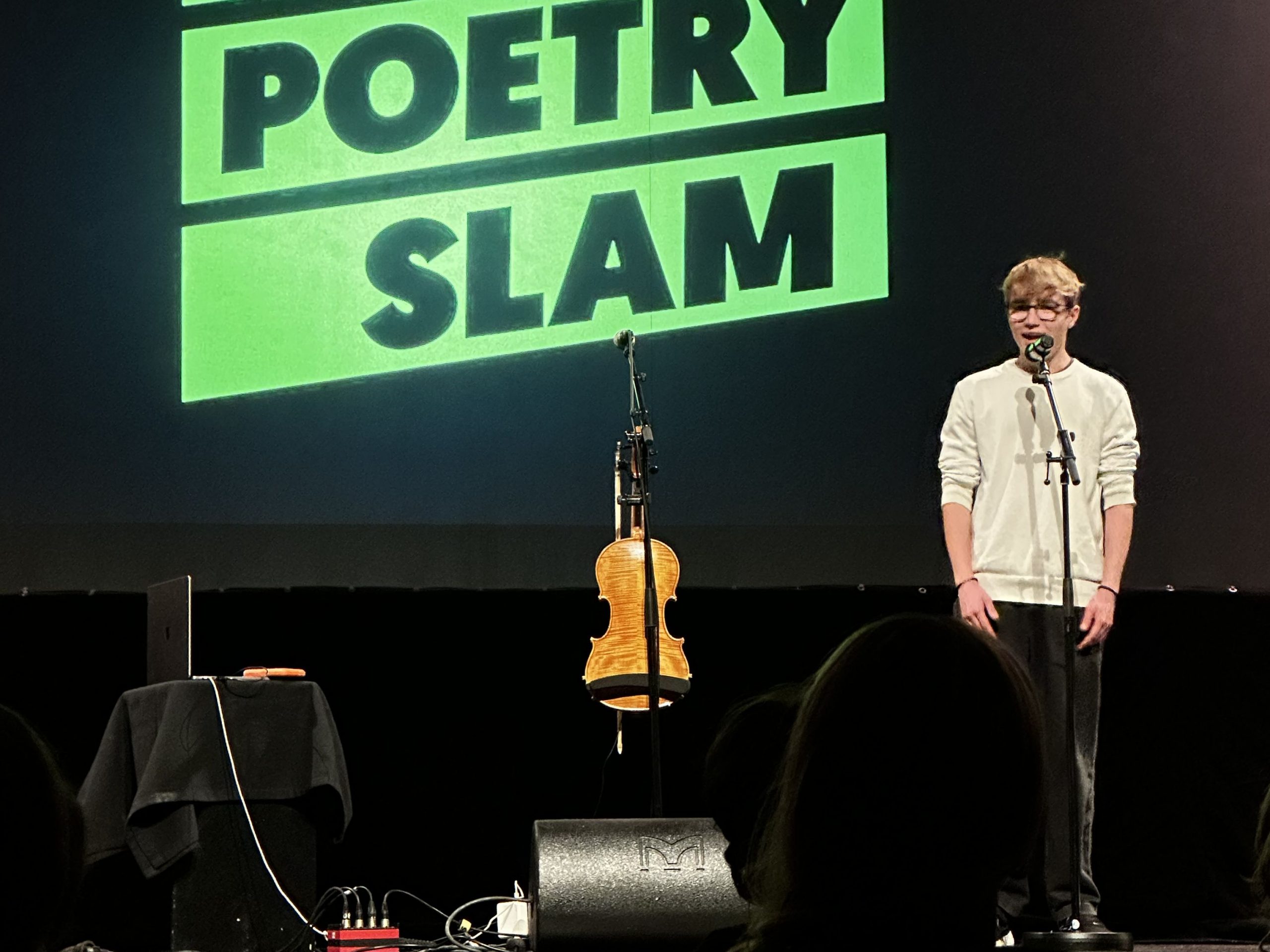 Luca begeistert beim „Best of Poetry Slam“ im Heimathafen Neukölln